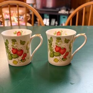 Set of 2 Queen’s Finebone China Virginia Strawberry Design Ceramic Mugs